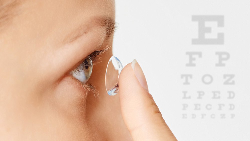 nasazení kontaktní čočky do oka 