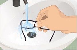 čištění brýlí - oplach pod tekoucí vlažnou vodou