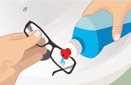 čištění brýlí - aplikace saponátu
